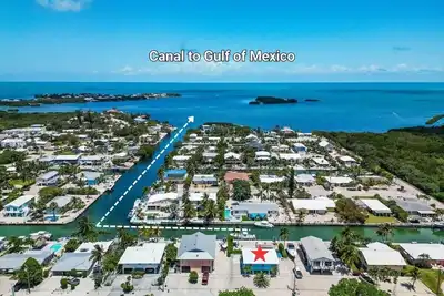 Image de Oasis Canal-Front Home: Pool, Dock, Bbq, Wide Canal Boat Access, and more!