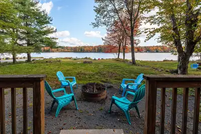 Image de Boardwalk Chalet | Lakefront | Fire Pit | Pet Frie