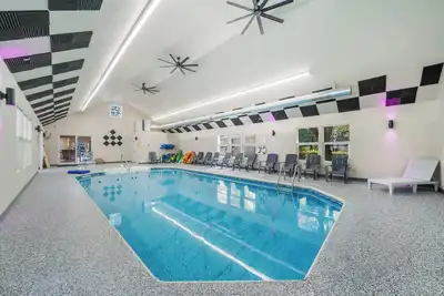 Image de Sleeps 20 * 4, 400 Sq Ft * Indoor Heated Pool