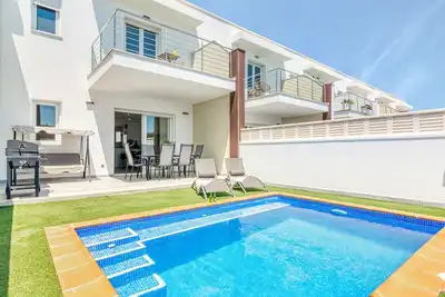 Image de Luxe Home With Private Swimming Pool