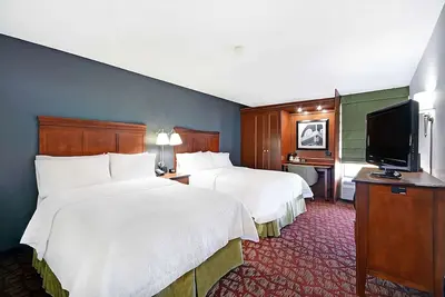 Image de Comfort and Relaxation! Onsite Pool, Pets Allowed, Free Parking and Breakfast!