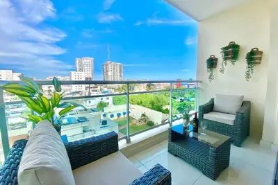 Image de Luxurious One Bedroom Apt, King Bed, Full Ac, Rooftop Lounge and Pool, Gym. . .