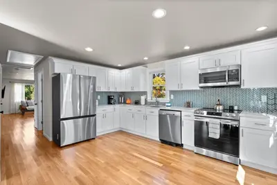 Image de #26 Beautifully Renovated  2 Br Home