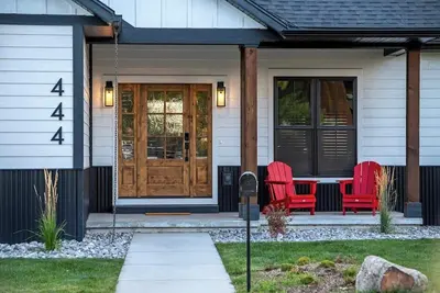Image de Award Winning New Home, Hot Tub and Outdoor Living