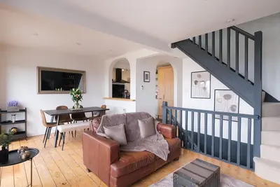 Image de 5 mins to beach. Comfortable modern home.