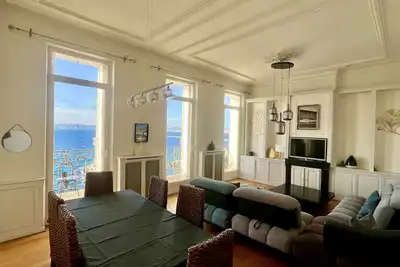 Image de magnifique appartement avec balcon sur la célèbre Corniche Kennedy face à la mer