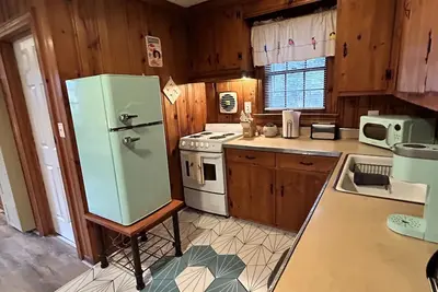 Image de Nestover - Cozy cottage close to James River, shopping, & eateries!