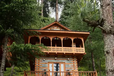 Image de A secluded Private Castle with the Balcony of Dreams in the middle of a forest!