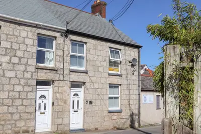 Dragonfly Cottage, pet friendly, with a garden in St Stephen