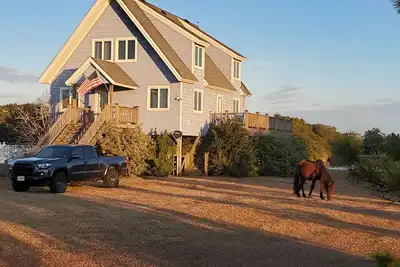 Image de Horse Haven - Carova 4x4 Beach - Canal/Water Front - Pool & HotTub - Private Lot