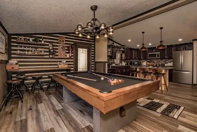 Image de Hot Tub and Fire Pit, Conveniently Situated betwee