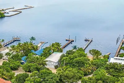 Image de 3/2 home, private pool & dock, screened patio, parking, hot tub, amazing views!