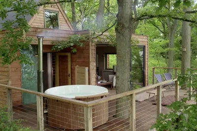 Image de Luxury Treehouse with amazing views in 100 acres of secluded private Land.