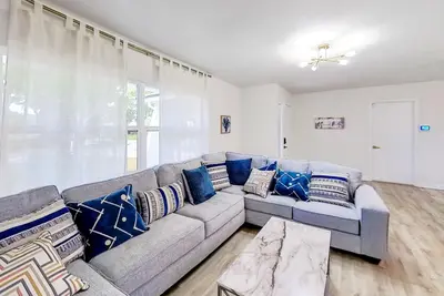 Image de Bright & open home with private pool, screened lanai, enclosed yard, & W/D