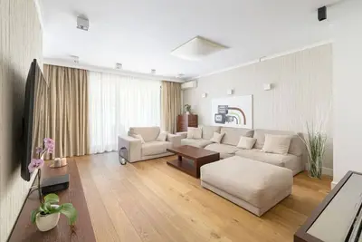 Image de Ecru 3-Bedroom Luxurious Apartment
