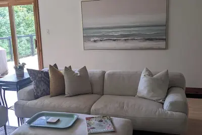 Image de A Retreat Where City Meets Country! Prince Edward County Adjacent in Brighton