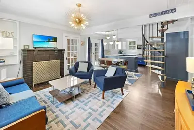 Image de 3br Riverland Terrace | Walk to Theater + Eats