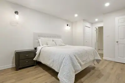 Image de Lux. Modern Blue Heron Home Fireplace, Garage, Pet-Friendly, easily accessible!