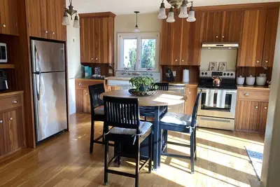 Image de 1887 remodeled home located in the heart of historic Jamestown, Ri.