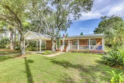 Image de 2 Mi to Mashes Sands Beach: Quiet Home w/ Dock!