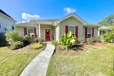 Image de Cozy and Bright 3bd 2ba Fenced In Yard W/ Private Bath And Garden Tub