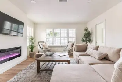 Image de Fully Renovated Sunny California House w/ Free Parking\n\n