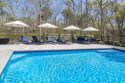 Image de Tranquil  5 Br House, Heated Saltwater Pool Near Downtown Edgartown