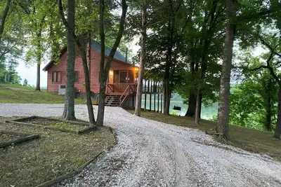 Image de Enjoy the new hot tub and cozy cabin in the Ozarks