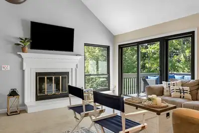 Image de Keowee Key Townhouse- Lake, great deck, outdoor firetable & Clemson Football!