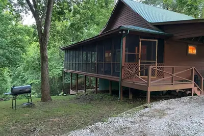 Image de Enjoy a warm fire! Fish in the lake or river, relax in the Outhouse Lounge