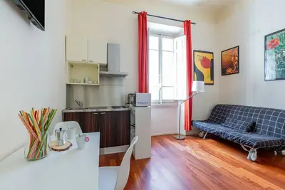 Image de Cozy 35 sqm apartment, able to accommodate up to 5 people, located on the raised ground floor (5 steps to access) of an ancient building in good condition. The apartment is located in Le Cure district, a quiet residential area just north of the historic