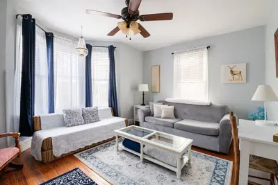 Image de Cozy 2nd Floor3 bedroom unit with off street parking