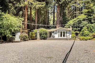Image de Creekside Cottage and Bungalow. Cozy, pet friendly, close to town. Sleeps 6