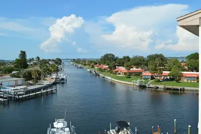 Image de Gorgeous canal front condo, fully equipped and just minutes from the beach.