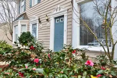 Quiet Paradise Steps from Greenway\n\n