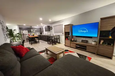 Image de Entire Suite with full kitchen and complimentary streaming service.