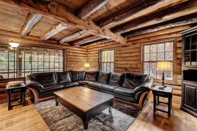 Image de Beautiful brook-side log cabin on 3 private acres - 2 bed, 1. 5 bath, entire home