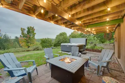 Image de Hermantown Home w/ Decks, Grill & Hot Tub!