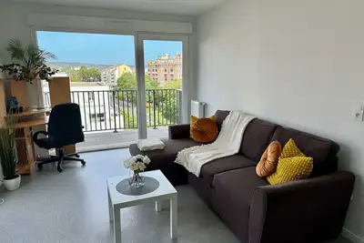 Image de Cozy Modern 1br w/ Balcony - 30 mins from Paris!