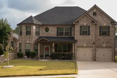 Image de Tranquility with comfort in mind. W Fire-pit & pool table. Proximity to airport