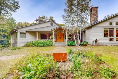 Image de Luxe custom home with hot tub, game room, & beautiful garden