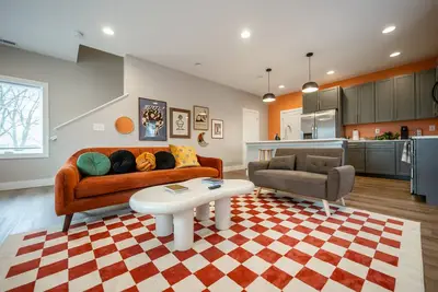 Image de 5 Mins to Downtown + Campus! Yoga Room! Pets Ok!