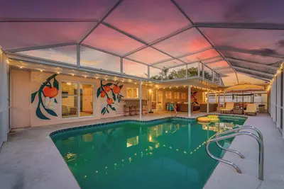 Image de Heated saltwater pool + bubbling hot tub + cozy massage chair