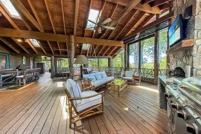 Image de Montevideo | Spectacular Family Retreat With Covered Deck & Outdoor Fireplace