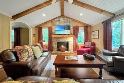 Image de Wilson Cottage | Walk To Town Highlands Charm