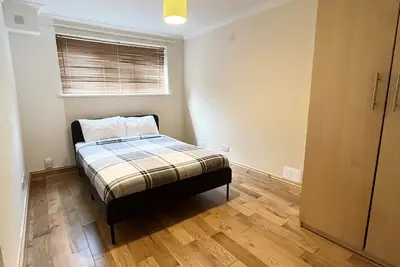 Image de Beautiful 2 bedroom garden flat w/ free parking