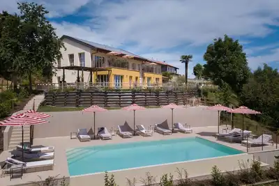 Image de Belle maison de vacances privée avec climatisation, Wifi, piscine privée et patio, près de Alba