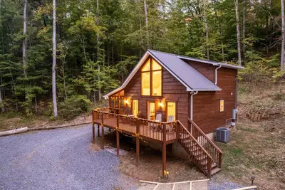 Image de New Private Mtn Oasis King Suite, Hot Tub, Firepit! 5 miles to Pigeon Forge Pkwy