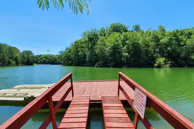 Image de Haleywood - Lakefront, Private 12 Acre Estate w/2 Cabins, Game Room, Pool! ! !