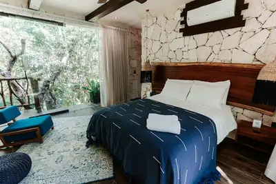 Image de Tulum Jungle Villa 2br and 2 Sofas in Living Room, complete with full bathrooms!
